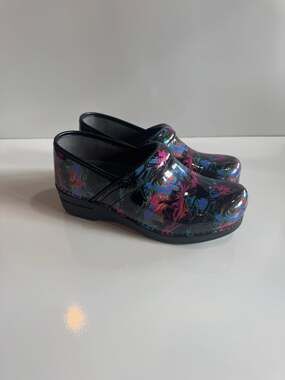 Dansko Pro XP Color Pop Patent Leather Clogs Size 40
Womens 8.5